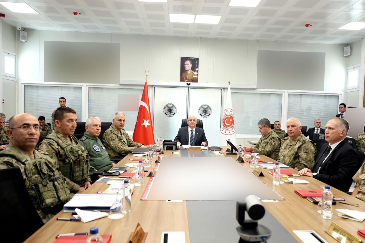 Bakan Güler ve komutanlar sınır hattında