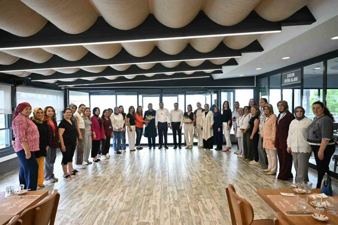 Bursa’da Başkan Yılmaz’dan üreten kadınlara büyük destek Bursa’da Başkan Yılmaz’dan üreten kadınlara büyük destek