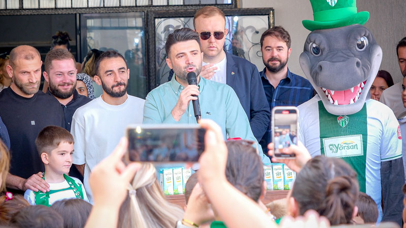 Bursaspor’dan minik taraftara büyük sürpriz! Bursaspor’dan minik taraftara büyük sürpriz!