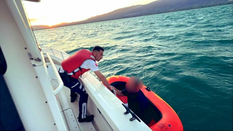 Bursa'da İznik Gölü’ne şişme botla açıldığı gölde akıntı nedeniyle mahsur