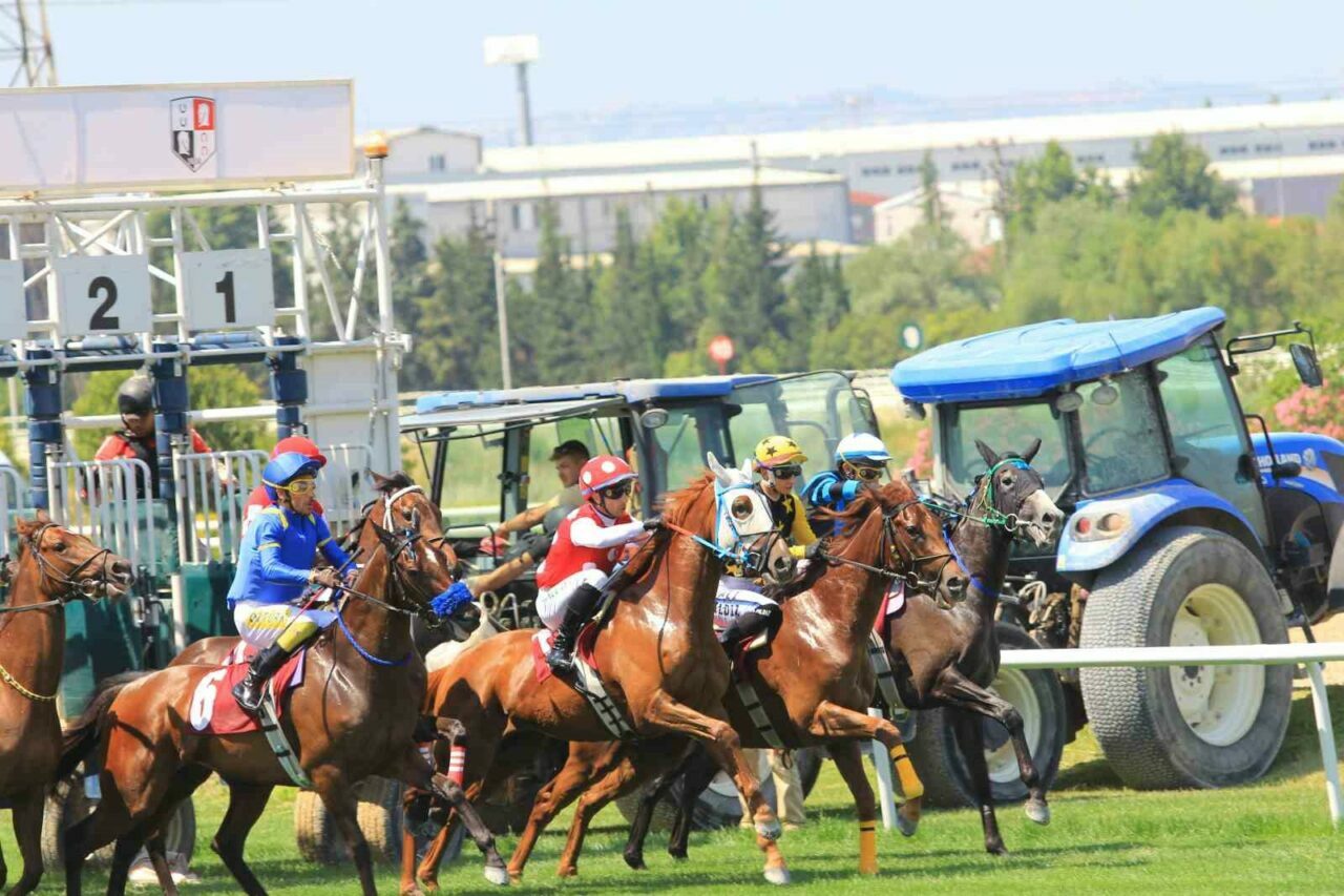Bursa Osmangazi Hipodromu’nda at yarışı heyecanı