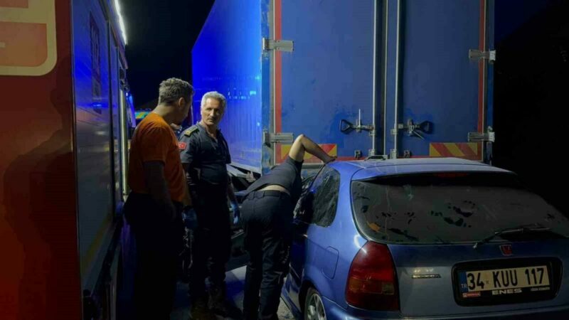 Bursa otobanında can pazarı Bursa’nın Gemlik ilçesinde otobanda seyir halindeki kamyona arkadan çarpan otomobilde