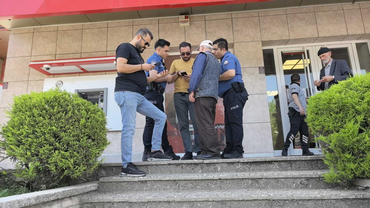 Yer: Bursa… Telefondaki sese inandı, 100 bin lirasından olacaktı Yer: Bursa… Telefondaki sese inandı, 100 bin lirasından olacaktı