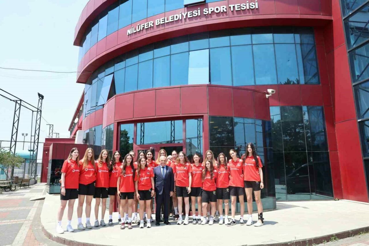 Bursa’da Başkan Özdemir’den genç voleybolculara motivasyon ziyareti