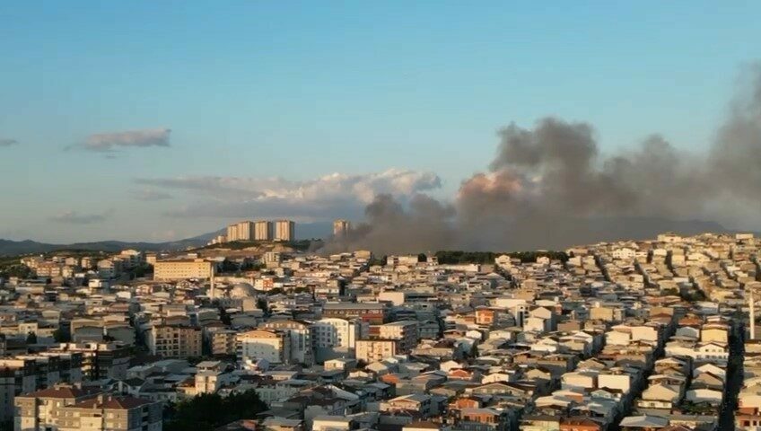Bursa’da çöplükte çıkan yangının dumanı şehri kapladı Bursa’da çöplükte çıkan yangının dumanı şehri kapladı