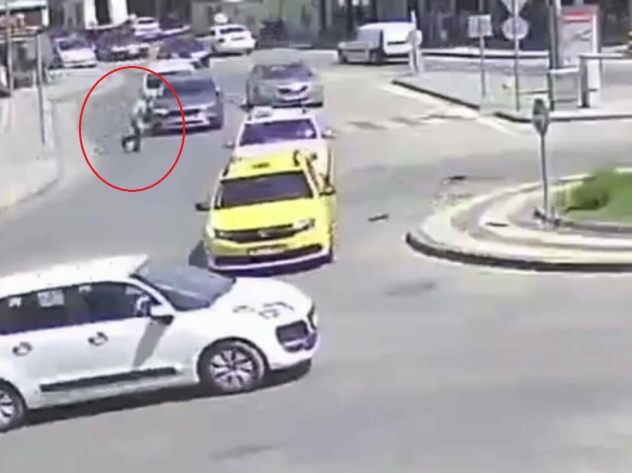 Bursa’da görenleri hayrete düşüren kaza kamerada Bursa’da görenleri hayrete düşüren kaza kamerada