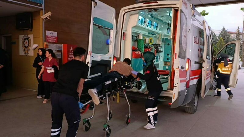 Bursa’da iki grup arasında bıçaklı, sopalı kavga: 4 yaralı Bursa'nın İnegöl ilçesinde iki grup arasında çıkan sopalı, bıçaklı kavgada
