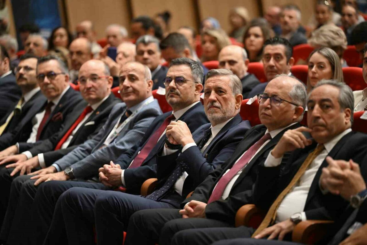 Bursa’da iş dünyasını bir araya getiren dev zirve Bursa’da iş dünyasını bir araya getiren dev zirve