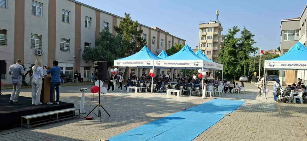 Bursa’da kapanan okulun bahçesinde mezuniyet töreni