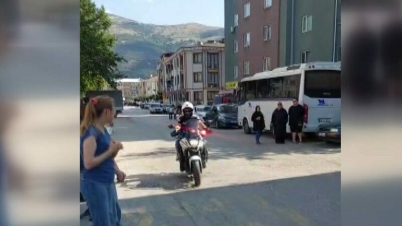 Bursa’da kimliğini evde unutan öğrenciyi polis sınava yetiştirdi Bursa’nın Gemlik ilçesinde, Liselere Geçiş Sistemi (LGS) kapsamındaki merkezi sınava