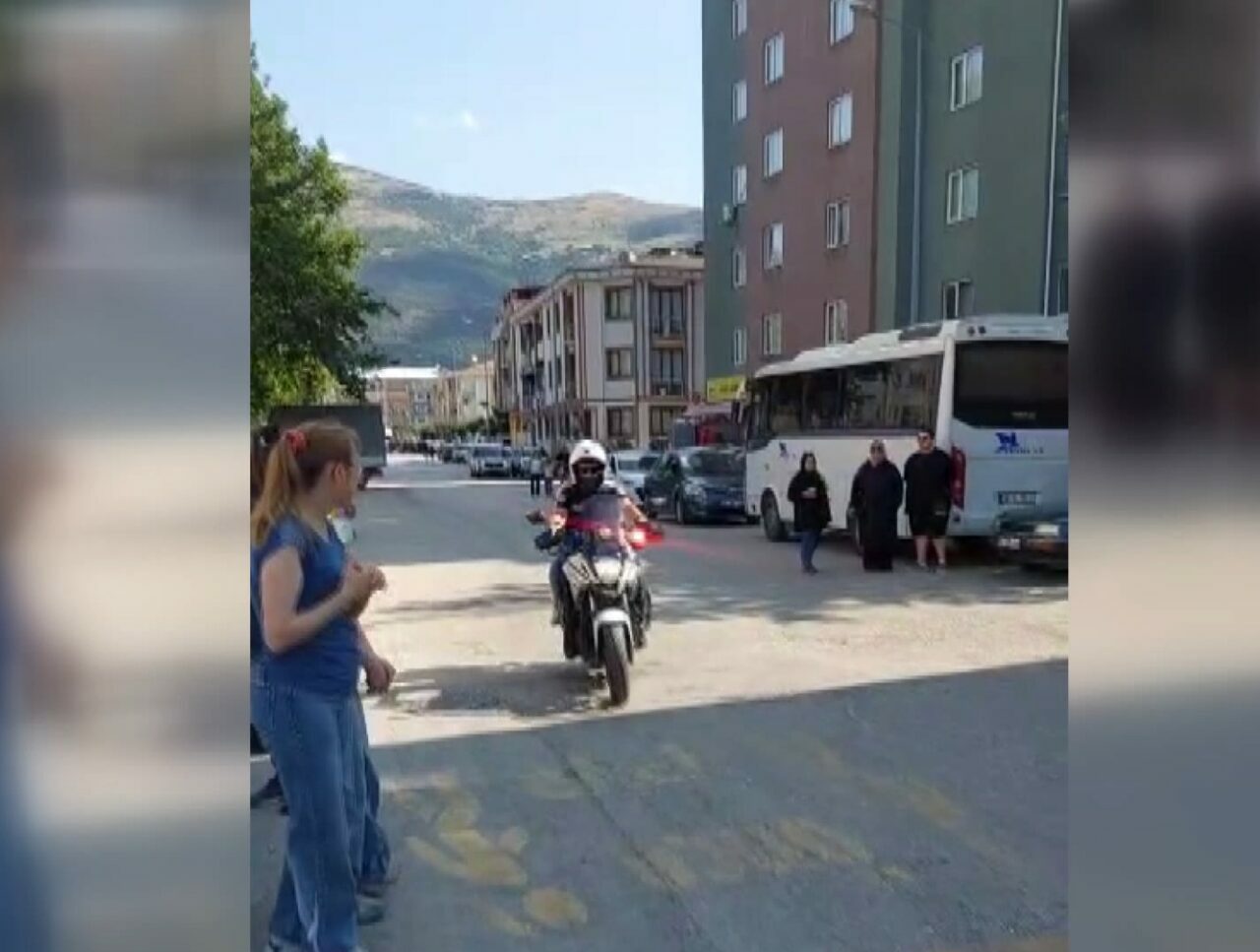 Bursa’da kimliğini evde unutan öğrenciyi polis sınava yetiştirdi