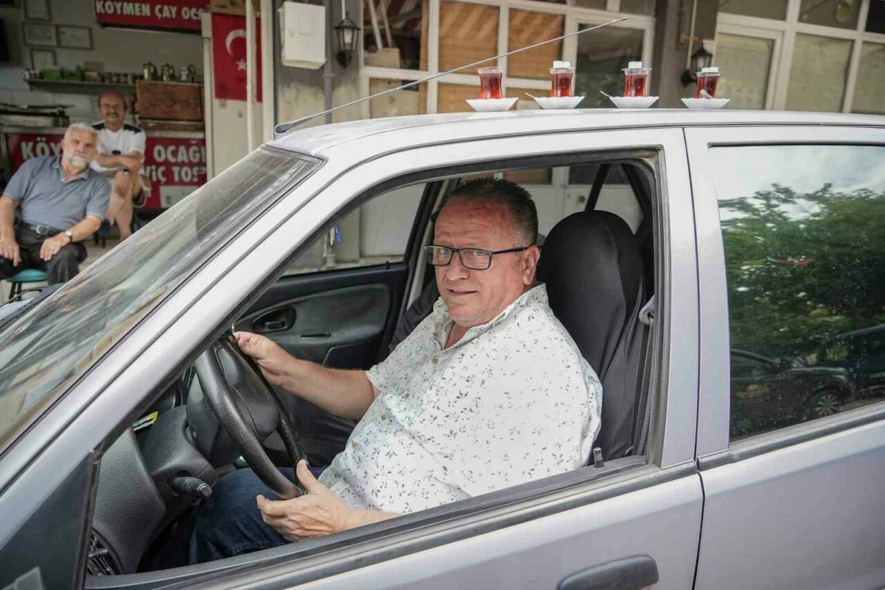 Bursa’da onu görenler şaşıp kalıyor: Her gün arabasının üstünde çay taşıyor