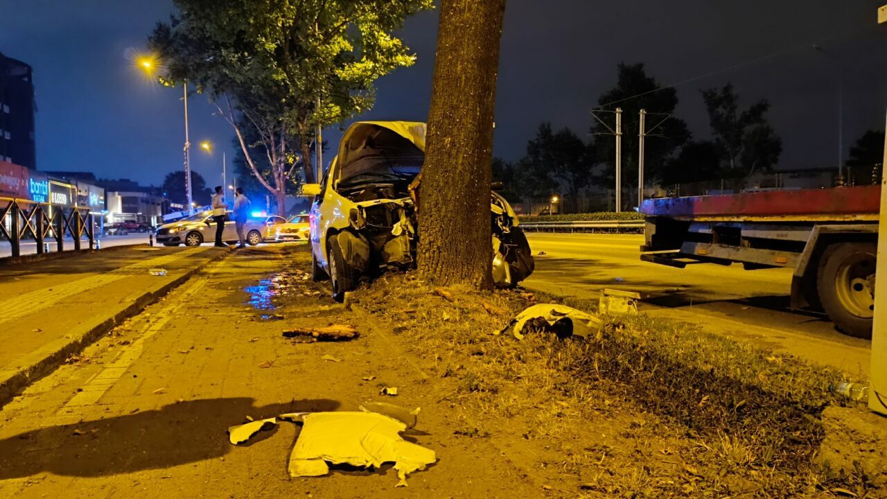 Bursa’da otomobil ağaca çarptı