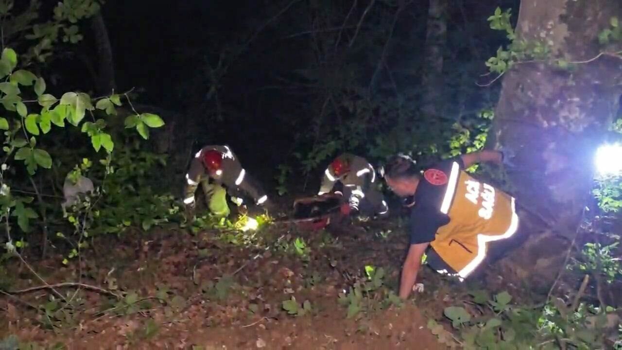 Bursa’da otomobil uçuruma yuvarlandı: Yaralılar var Bursa’da otomobil uçuruma yuvarlandı: Yaralılar var