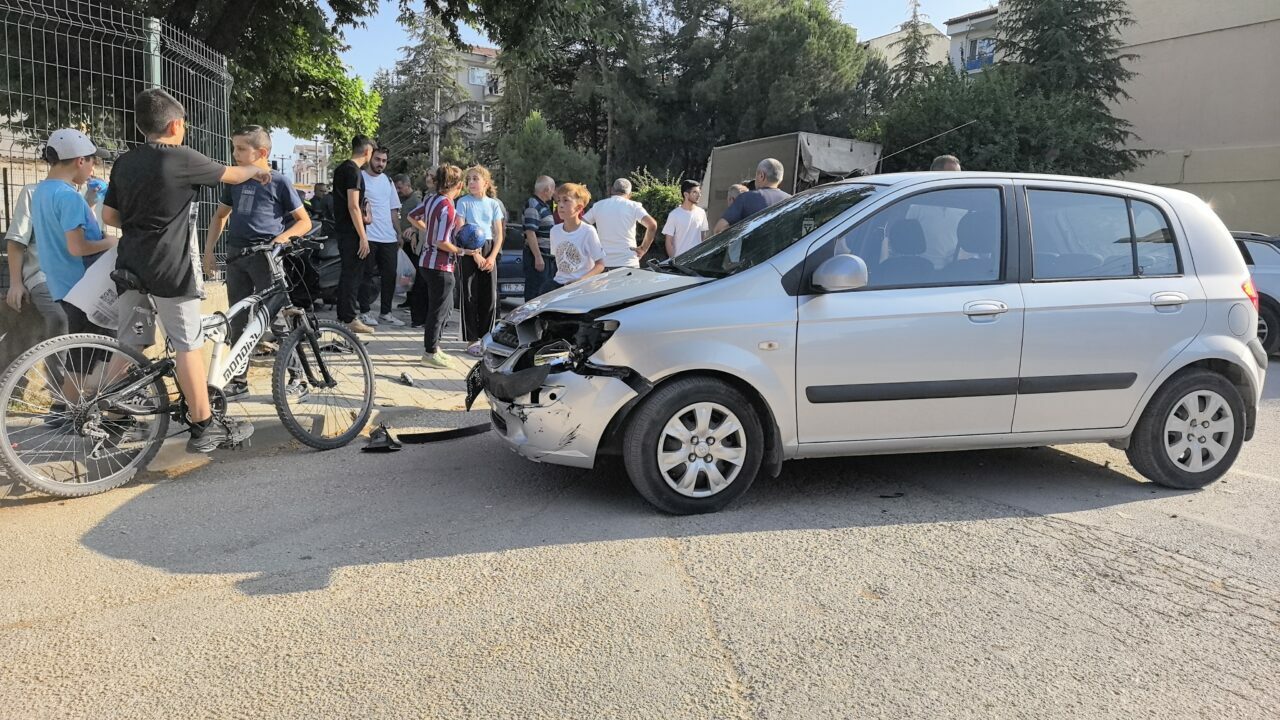 Bursa’da otomobille çarpışan motosikletli ağır yaralandı