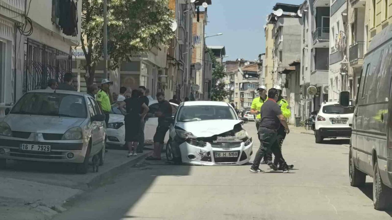 Bursa’da otomobiller çarpıştı Bursa’da otomobiller çarpıştı