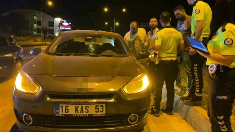 Bursa’da polislerin sabır sınavı: Seyir halinde sızdı Bursa’nın İnegöl ilçesinde seyir halindeyken yol üzerinde aracını durdurup sızan