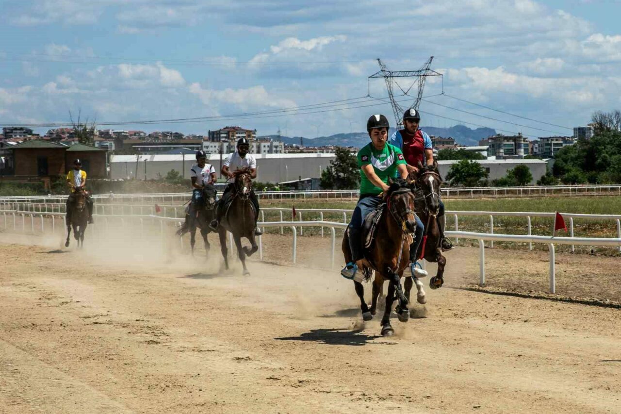 Bursa’da Rahvan atları şampiyonluk için koştu