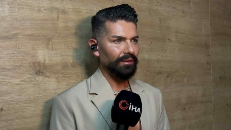 Bursa’da sahne alan Mehmet Çevik’ten Mehmet Ali Erbil’e gönderme Sanatçı Mehmet Çevik, dün gece sahne aldığı mekânda hayranlarına unutulmaz