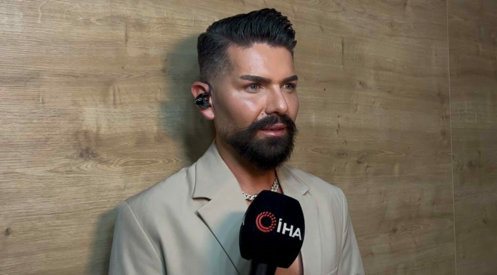 Bursa’da sahne alan Mehmet Çevik’ten Mehmet Ali Erbil’e gönderme