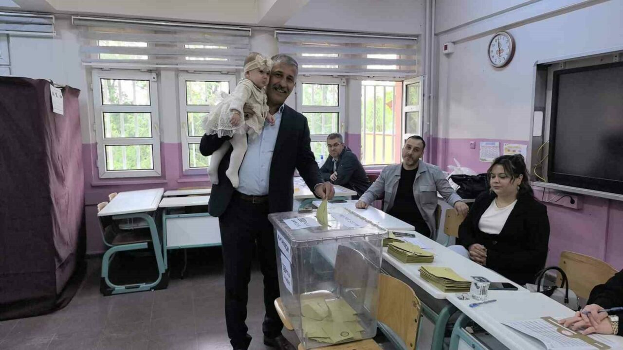 Bursa’da seçim heyecanı: Vatandaşlar sandık başına gitti