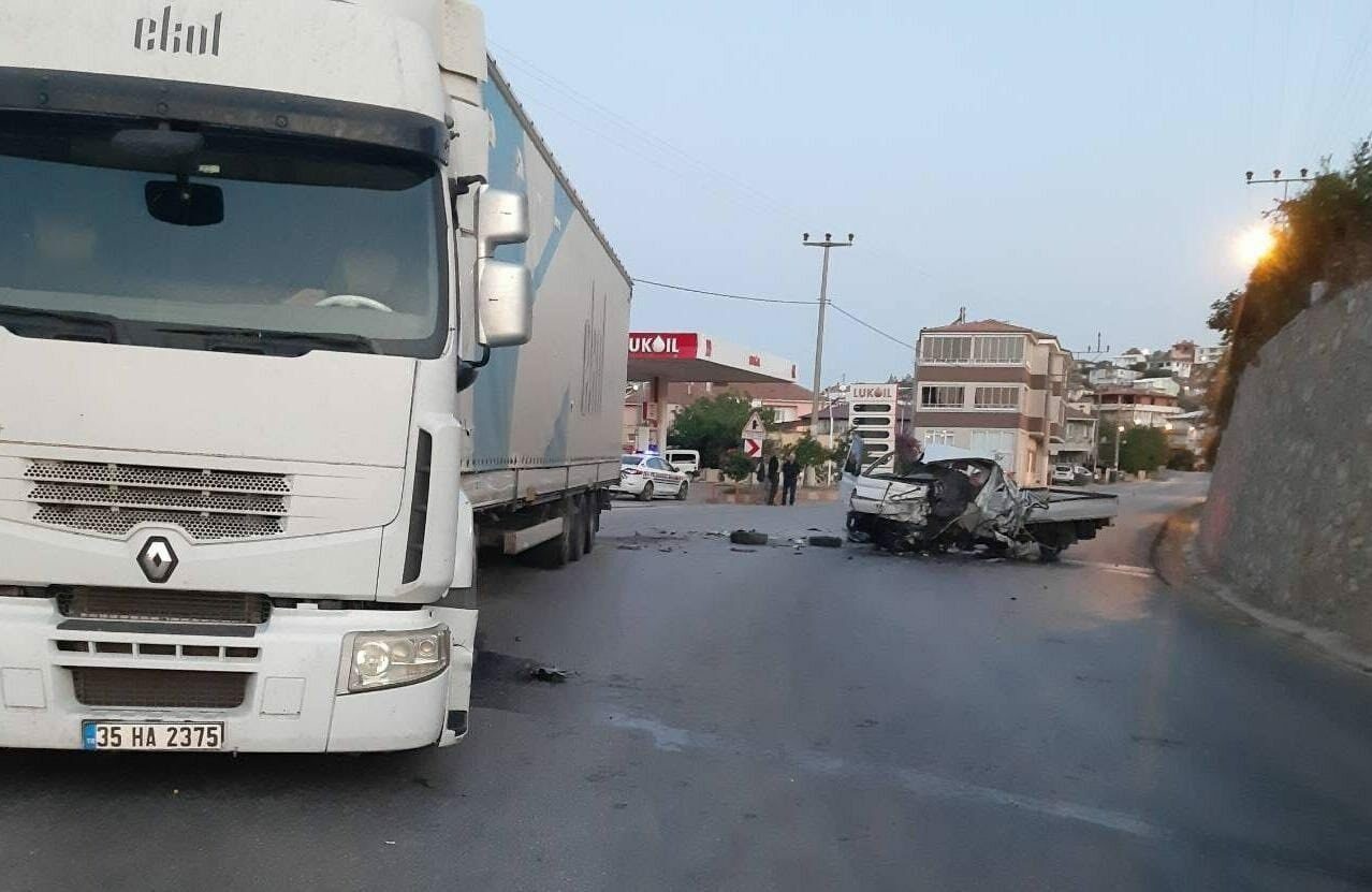 Bursa’da TIR ile kamyonet çarpıştı