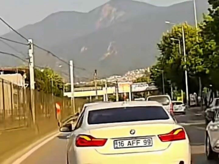 Bursa’da trafiği birbirine kattı: Makas atan sürücü kamerada