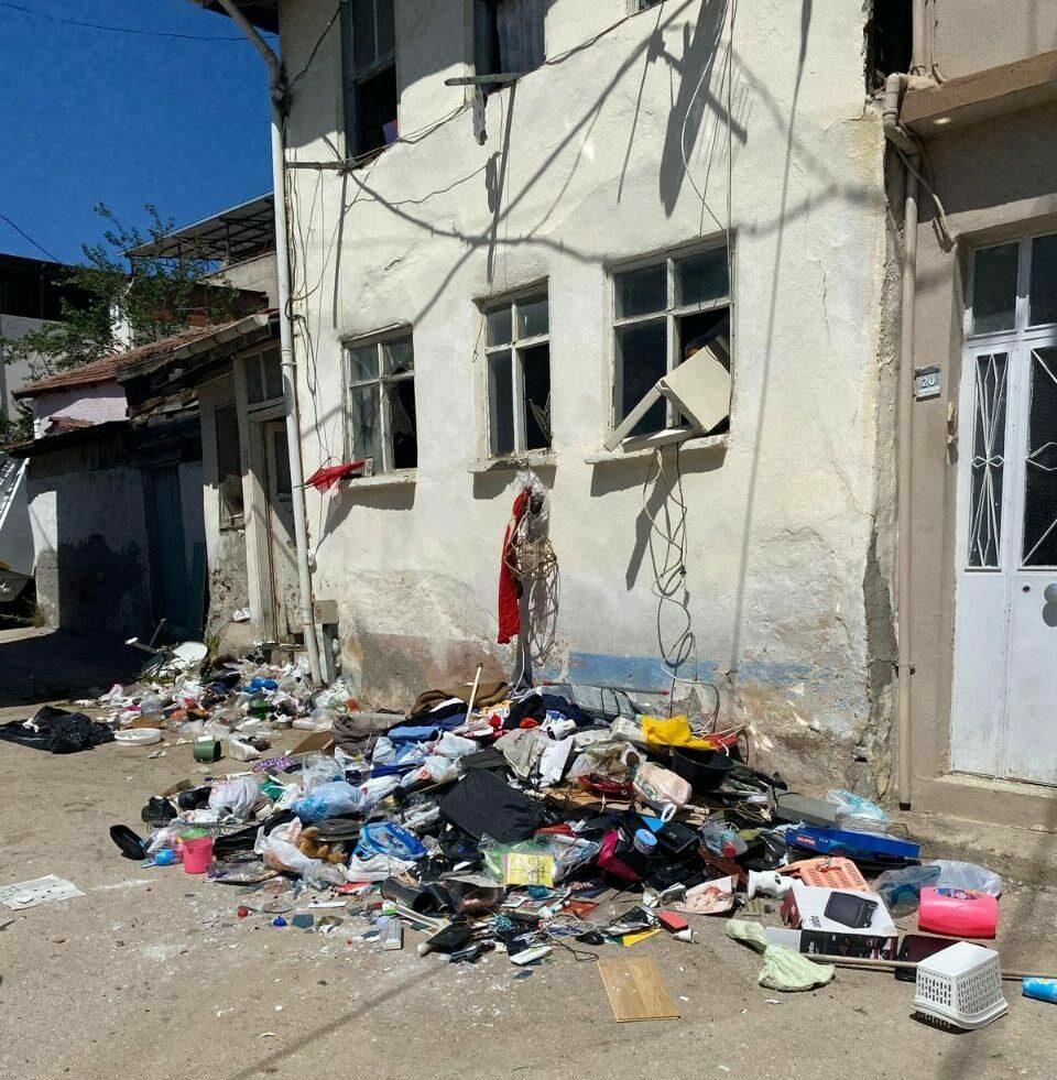 Bursa’da yeni bir çöp ev vakası! Mahalleyi canından bezdirdi