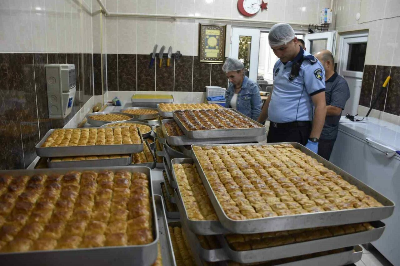 Bursa’da zabıtalardan bayram mesaisi