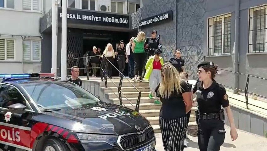 Bursa’daki fuhuş operasyonunda müşterilere sosyal medya kontrolü Bursa’daki fuhuş operasyonunda müşterilere sosyal medya kontrolü