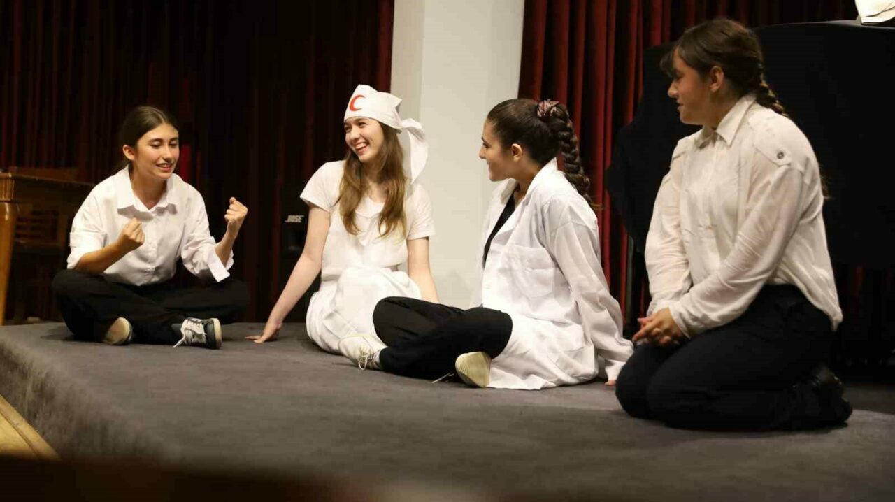 Bursalı gençler, Nâzım Hikmet’i sahneye taşıdı