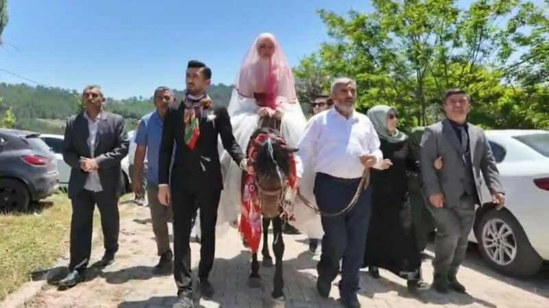 Bursa’nın bu ilçesinde geleneksel düğün adetleri yaşatıldı Bursa'nın Keles ilçesinde yöresel kıyafetler, geleneksel oyunlar ve türkülerle, geleneksel