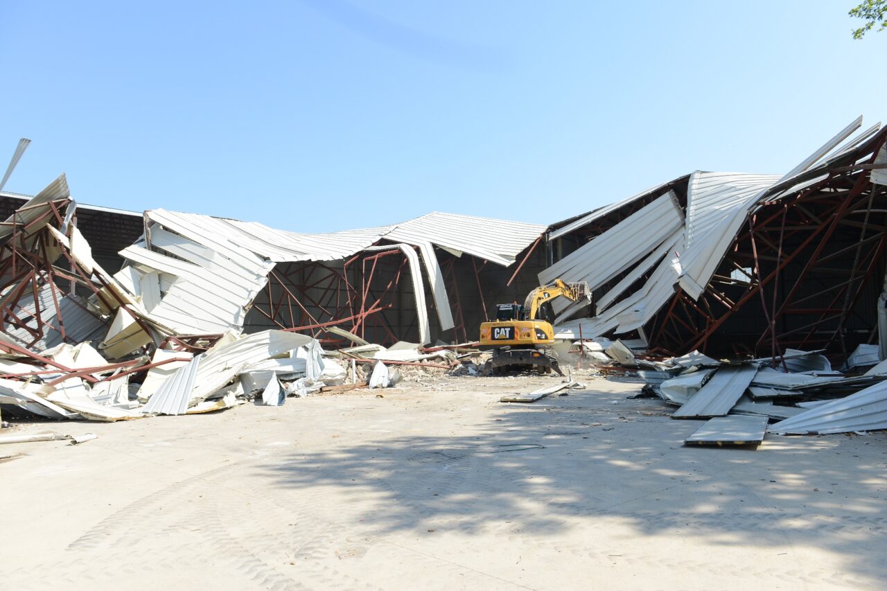 Bursa’da 2 bin 300 metrekarelik kaçak depo yıkıldı