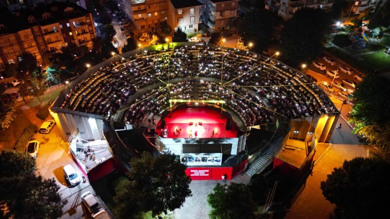 İnegöl Belediyesi, kültür ve sanat etkinlikleri kapsamında halk oyunlarının coşkusunu