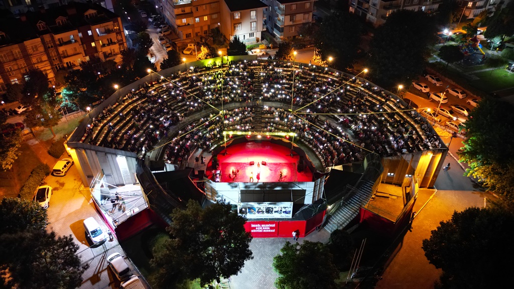 İnegöl Belediyesi Halk Dansları Topluluğu 14. yılını muhteşem bir geceyle kutluyor İnegöl Belediyesi Halk Dansları Topluluğu 14. yılını muhteşem bir geceyle kutluyor