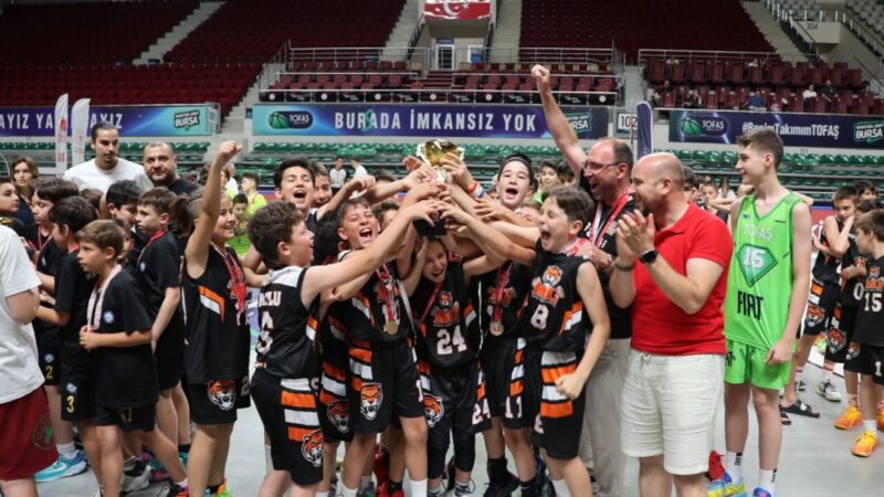 Bursa'da basketbol rüzgarı sezon sonu kapanış töreniyle taçlandı.