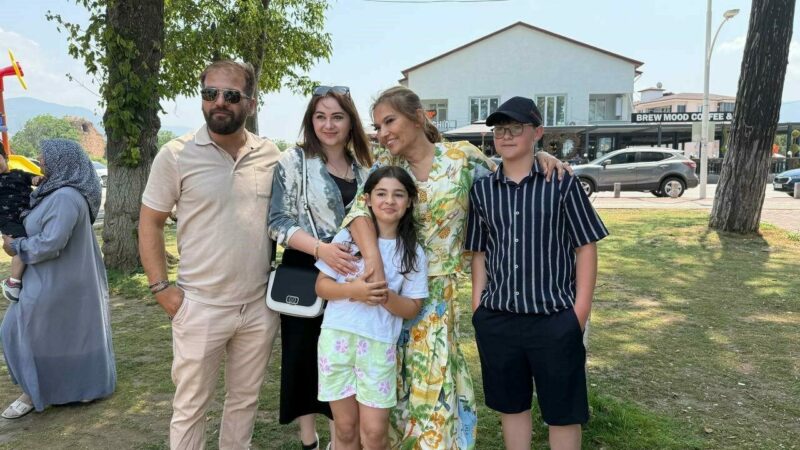Demet Akalın minik hayranı için özel olarak Bursa’ya geldi Geçtiğimiz hafta Yalova’daki konserinde küçük hayranı ile sahnede sorun yaşadığı