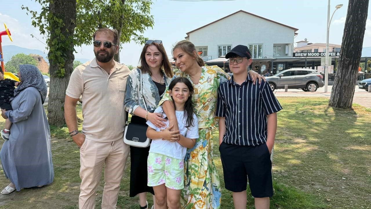 Demet Akalın minik hayranı için özel olarak Bursa’ya geldi