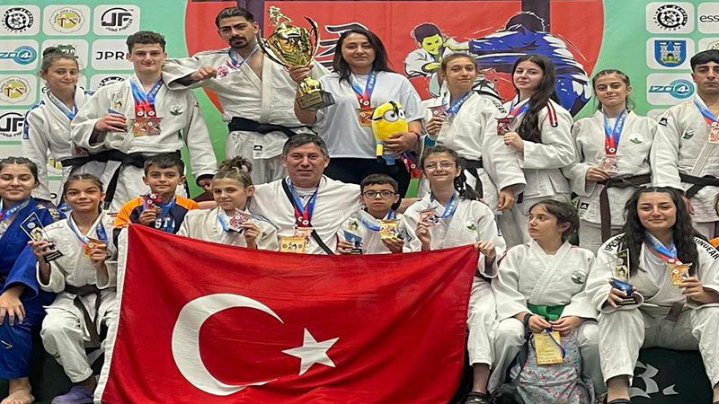 Bursa’da Osmangazili judoculardan tarihi başarı Osmangazi Belediye Spor Kulübü judocuları, Slovakya’nın Michalovce şehrinde düzenlenen 53’üncü