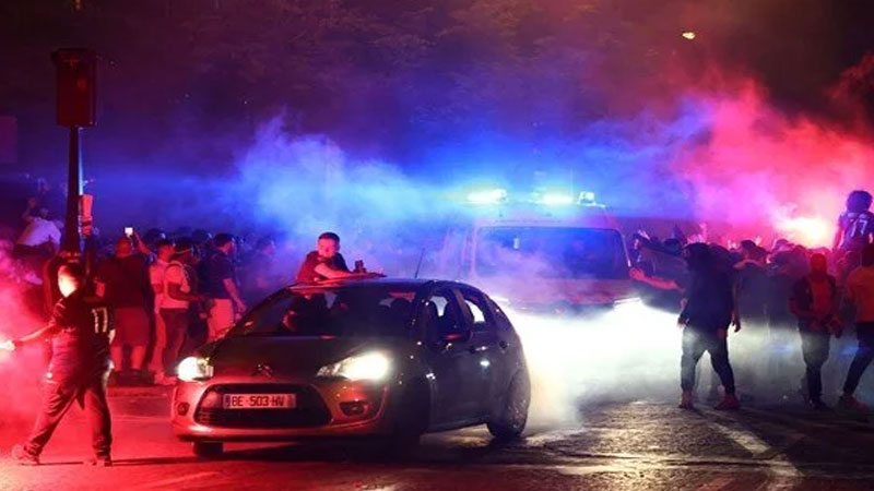 PSG şampiyon oldu, Fransa’da sokaklar karıştı