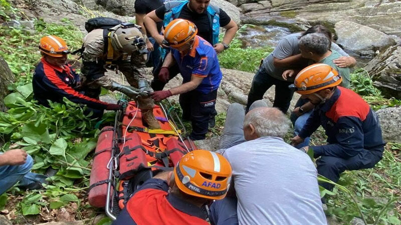 Bursa’da balık tutma etkinliği faciaya döndü: Helikopterle kurtarıldı Bursa'da balık tutmak için gittiği şelalede düşünce kalça kemiğindeki platin