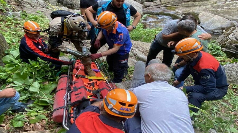 Bursa’da balık tutma etkinliği faciaya döndü: Helikopterle kurtarıldı Bursa’da balık tutma etkinliği faciaya döndü: Helikopterle kurtarıldı