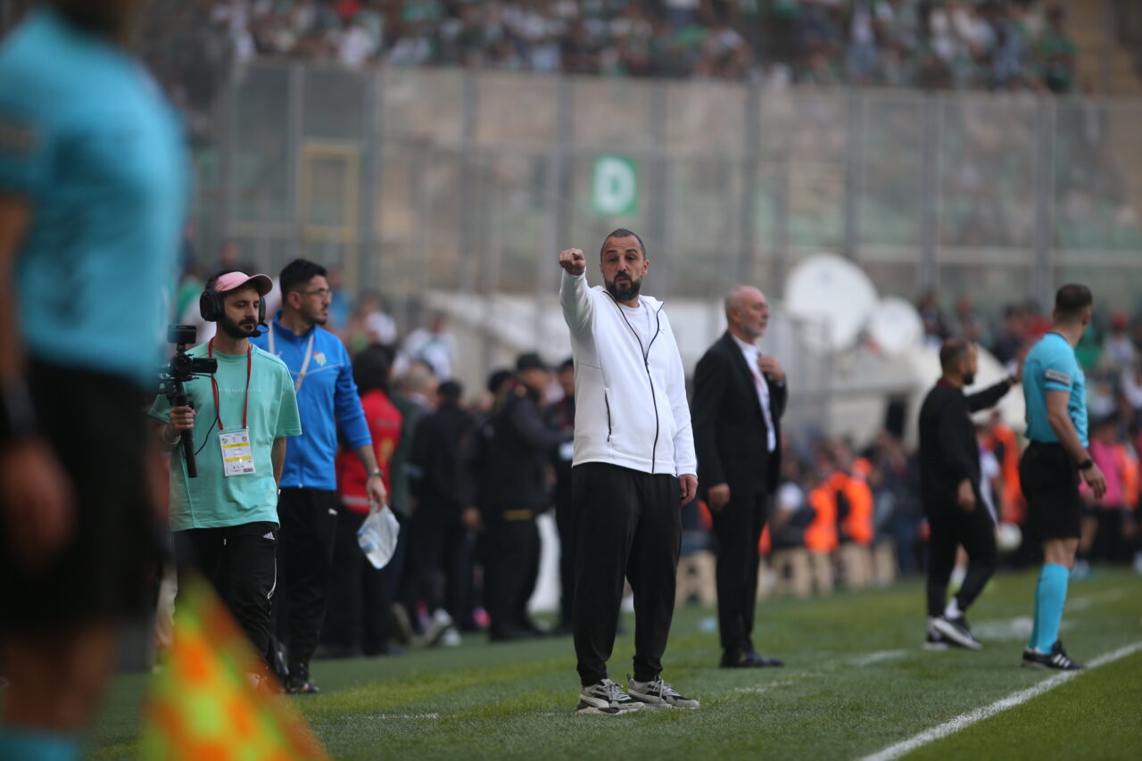 Bursaspor’un hocası Adem Çağlayan’dan genç oyuncularla ilgili karar Bursaspor’un hocası Adem Çağlayan’dan genç oyuncularla ilgili karar