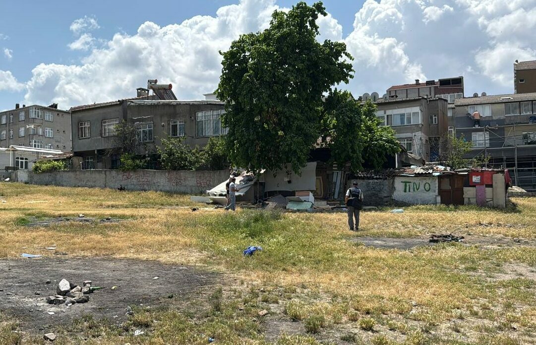 Esrarengiz olay! Boş arazide duş alırken öldü