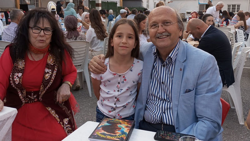 Bursa’da minik yazarlar mezuniyet gününde kitap imzaladı