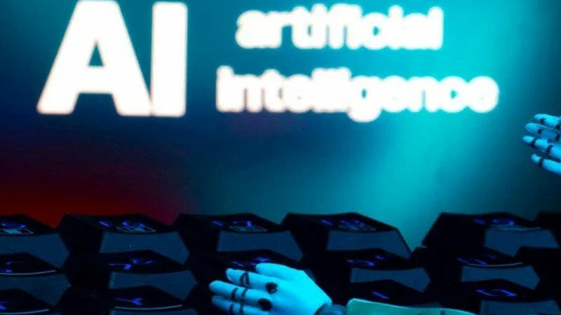 Yapay zekaya işini kaptırmayacak tek sektör Yapay zeka teknolojilerinin öncü isimlerinden Geoffrey Hinton, sağlık sektörü çalışanlarının