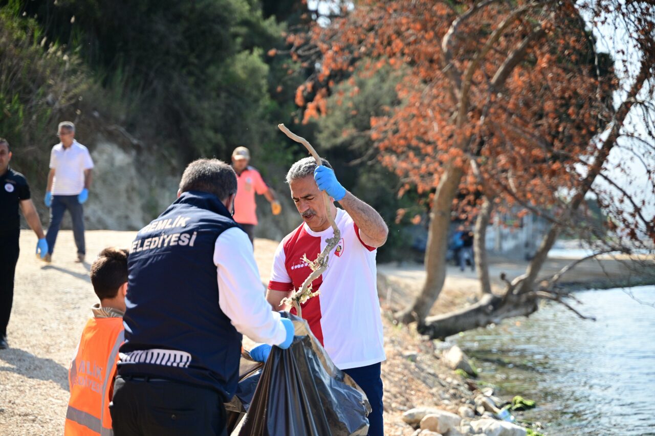 Bursa’da belediye başkanından örnek hareket! O da çöpleri temizledi…