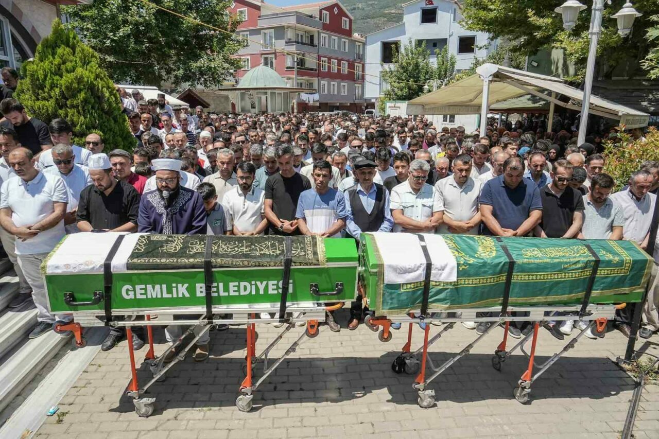 Bursa’da gözyaşlarıyla veda! İki kuzen yan yana uğurlandı