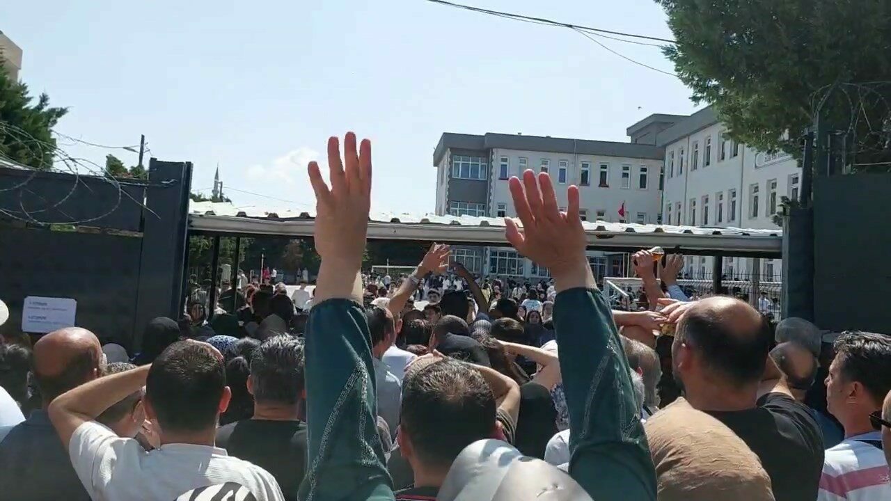 Görüntüler Bursa’dan… Veliler öğrencilerden daha heyecanlı Görüntüler Bursa’dan… Veliler öğrencilerden daha heyecanlı