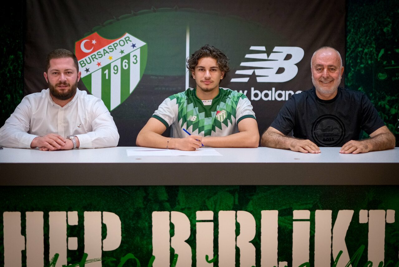 Bursaspor bir oyuncuyla daha sözleşme imzaladı